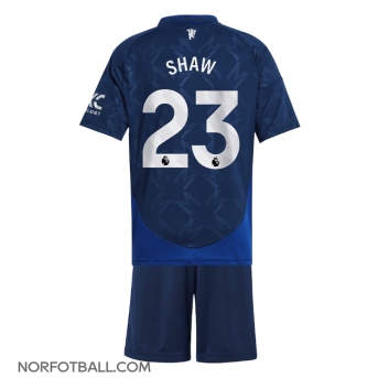 Billige Fotballdrakt Manchester United Luke Shaw #23 Replika Bortedraktsett Barn 2024-25 Kortermet (med bukser)